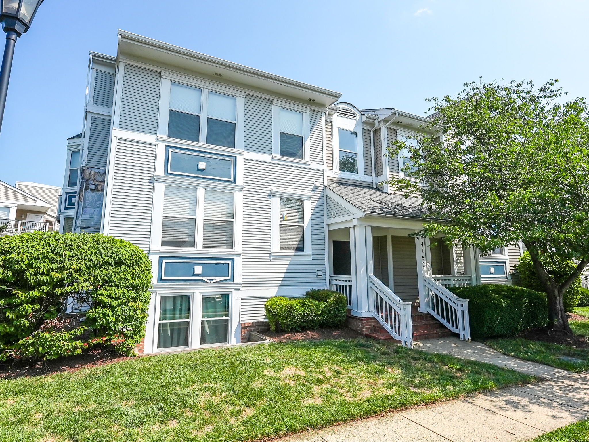 Lakeshore condo at Ashburn Village